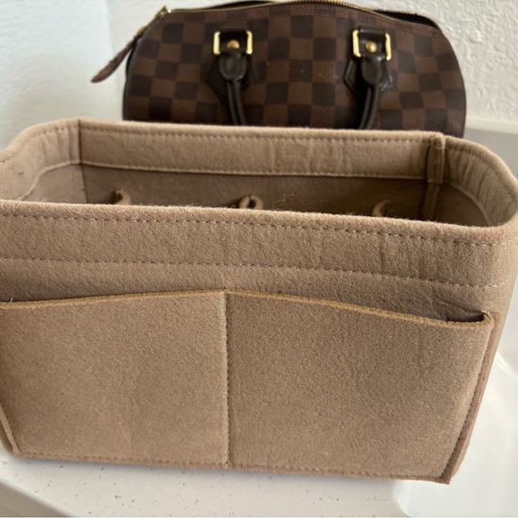 Authentic Louis Vuitton Speedy 25 - Picture 7 of 9